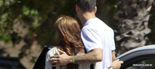 22336_Preppie_Demi_Lovato_meets_up_with_a_male_friend_at_Pinz_Bowling_parking_lot_in_Studio_City_14_122_558lo