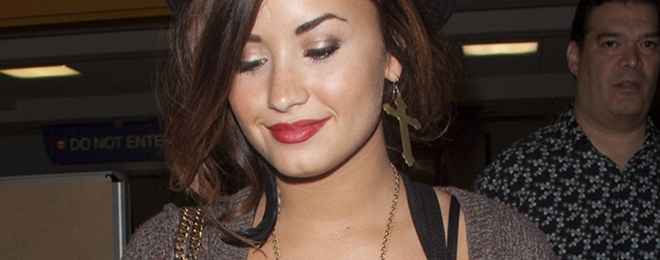 92698_Preppie_Demi_Lovato_arribing_into_LAX_Airport_13_122_1148lo